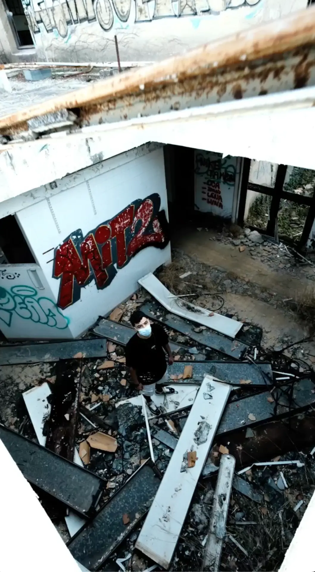 Look VISIONARY dans un bâtiment abandonné